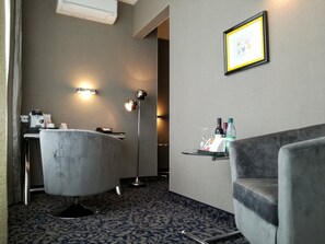 Junior Suite | Living area | Smart TV - Top Hotel Krämer (Koblenz)