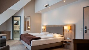 Superior Room, 1 Double Bed, City View | Minibar, in-room safe, desk, laptop workspace - Wetzlarer Hof (Wetzlar)