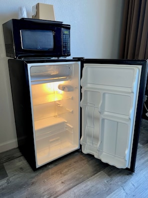 Standard Room, 1 King Bed | Microwave