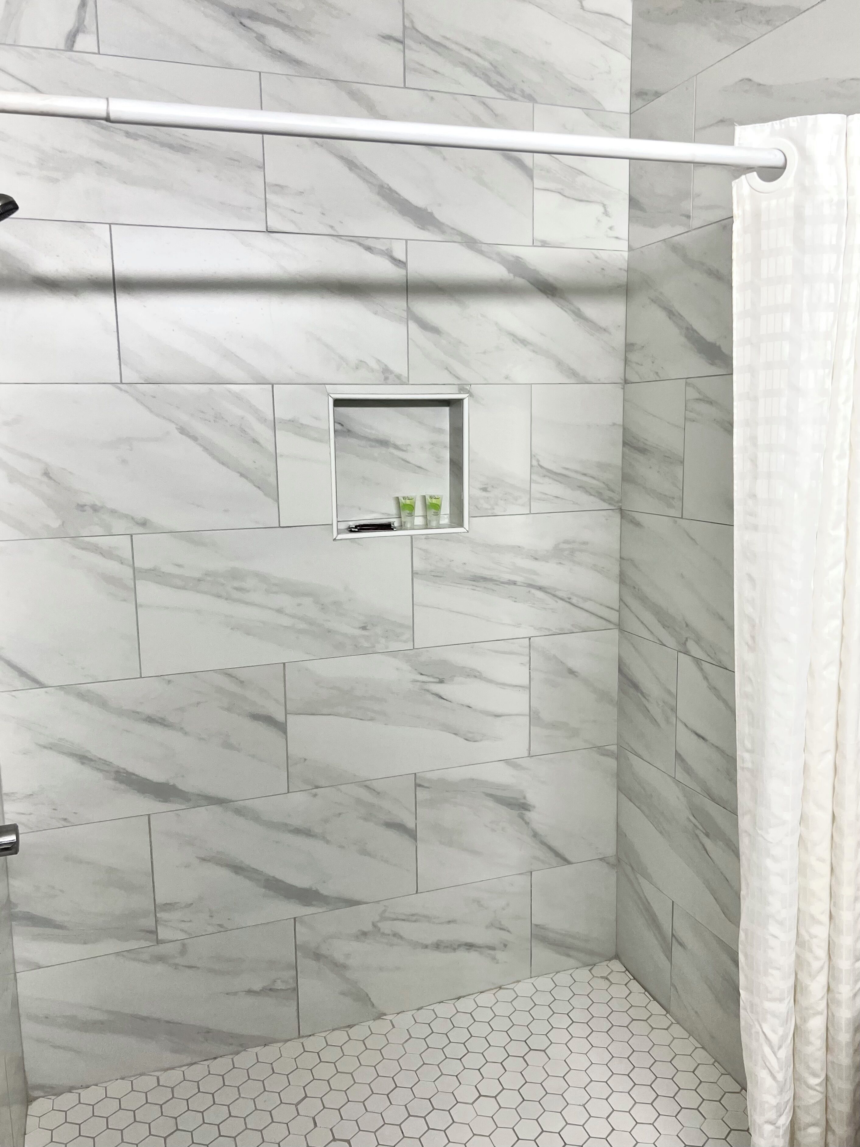 Combined shower/tub, towels