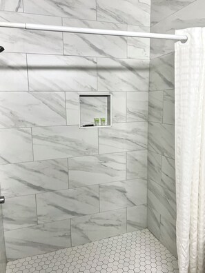 Ensemble douche/baignoire, serviettes fournies