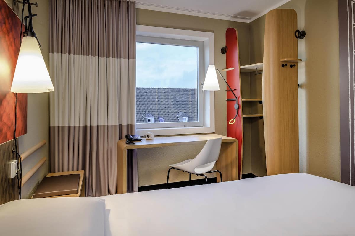 Kahden hengen standard-huone, 1 parisänky | Tallelokero huoneessa, työpöytä, pimennysverhot, äänieristys