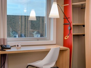 Zimmersafe, Schreibtisch, Verdunkelungsvorhänge, schallisolierte Zimmer