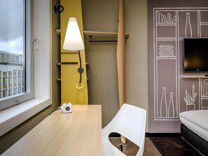 Tomannsrom – standard, 2 enkeltsenger | Safe på rommet, skrivebord, blendingsgardiner og lydisolert