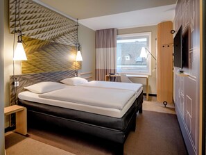 Camera Standard con 2 letti singoli, 2 letti singoli | Una cassaforte in camera, una scrivania, tende oscuranti