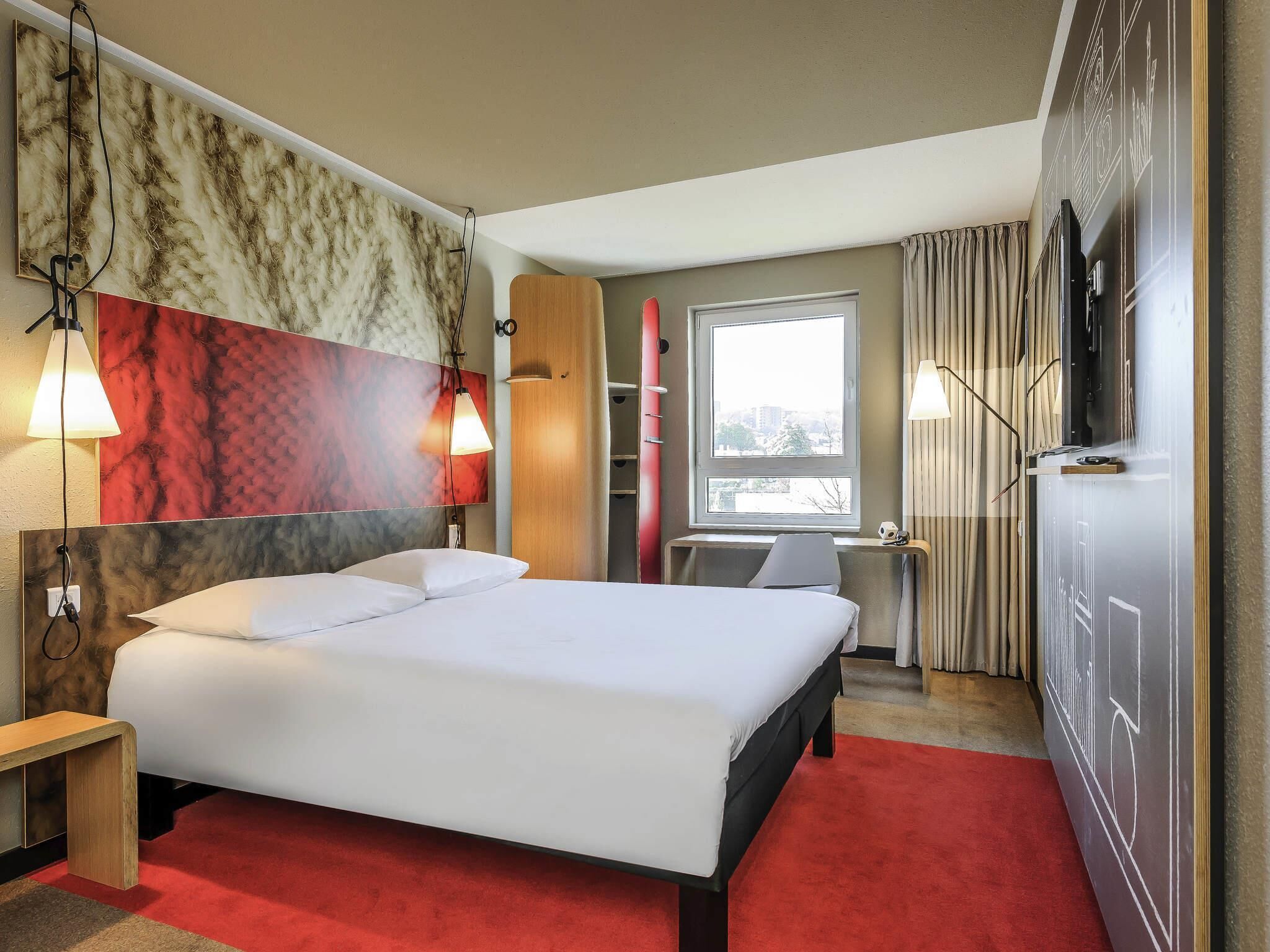 Double Sweet Room by ibis | Bàn, màn/rèm cản sáng, phòng cách âm 
