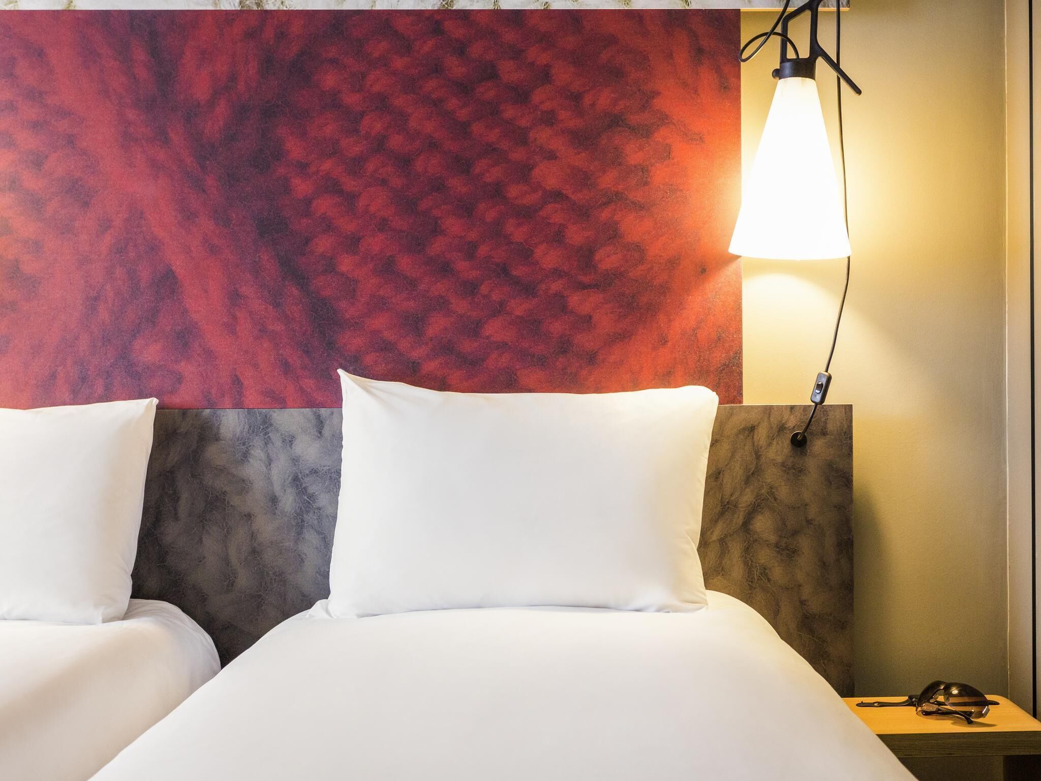 Twin Sweet Room by ibis | Bàn, màn/rèm cản sáng, phòng cách âm 