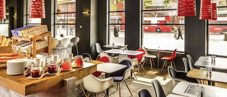 Se sirven desayunos, comidas, cenas y cocina internacional