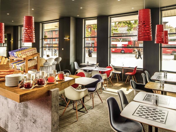 Se sirven desayunos, comidas, cenas y cocina internacional