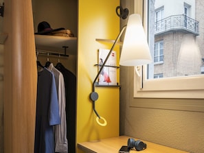 Escritorio, cortinas blackout, insonorización y cunas gratuitas