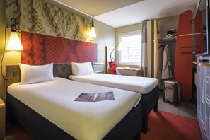Twin Sweet Room by ibis | 1 ห้องนอน, โต๊ะทำงาน, ผ้าม่านกันแสง, ห้องเก็บเสียง