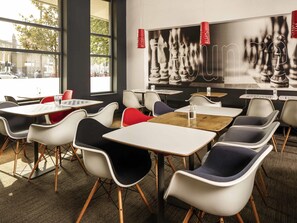 供應早餐、午餐、晚餐；多國菜
