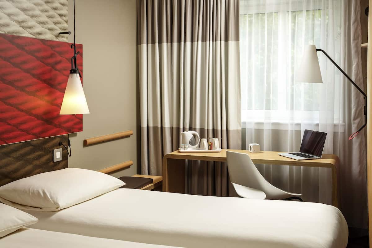 Zimmer, 2 Einzelbetten, barrierefrei | Schreibtisch, Verdunkelungsvorhänge, schallisolierte Zimmer