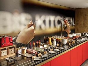 Tägliches Frühstücksbuffet (12.50 GBP pro Person)
