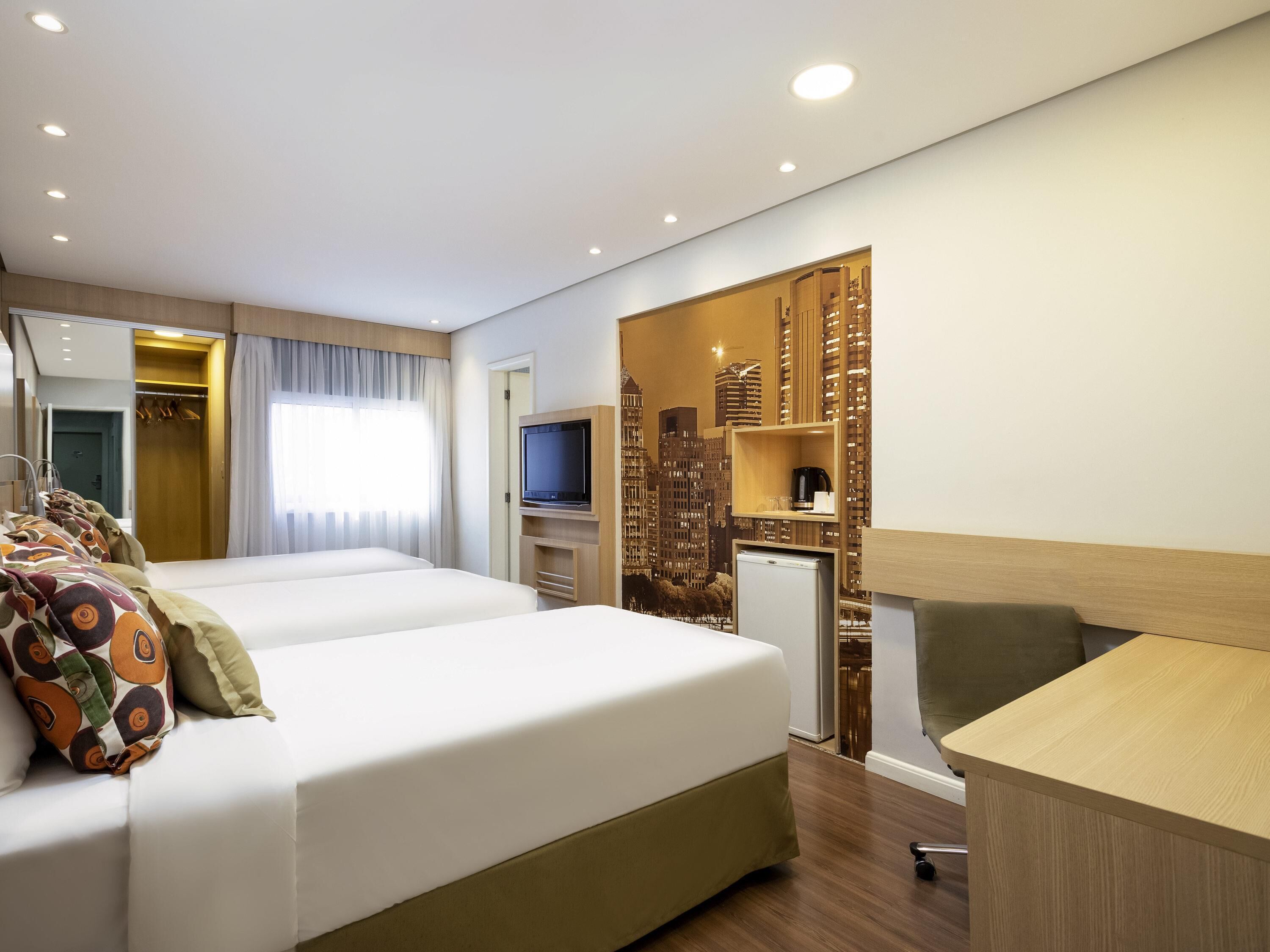 高级房, 3 张单人床 | 迷你吧、客房内保险箱、办公桌、遮光窗帘