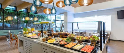 Petit déjeuner buffet (56 BRL par personne)