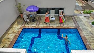 Piscina externa, espreguiçadeiras