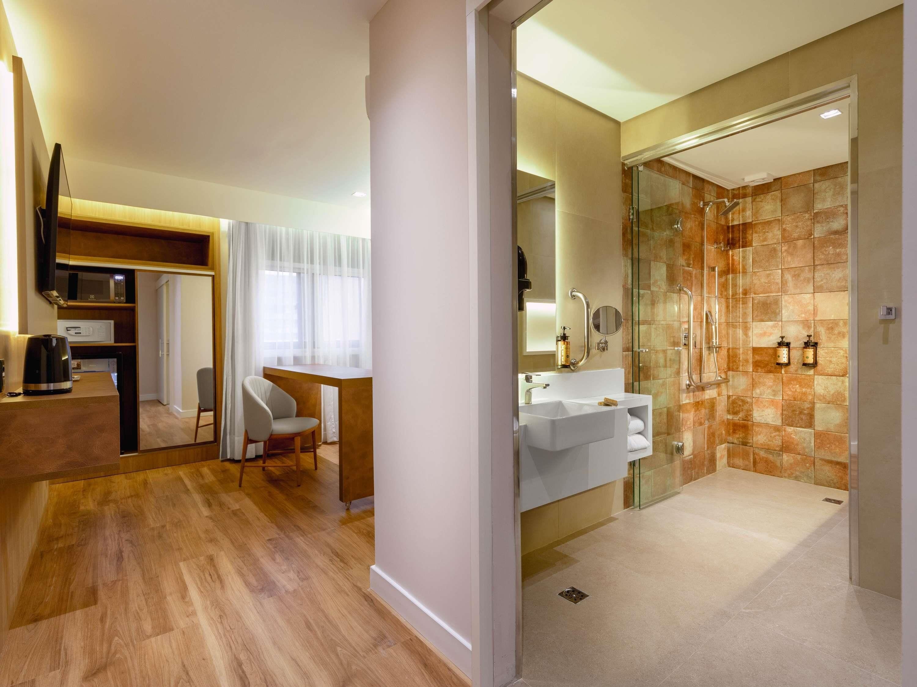 Habitación superior, con acceso para personas discapacitadas (Accessible) | Minibar, caja de seguridad en la habitación y escritorio 