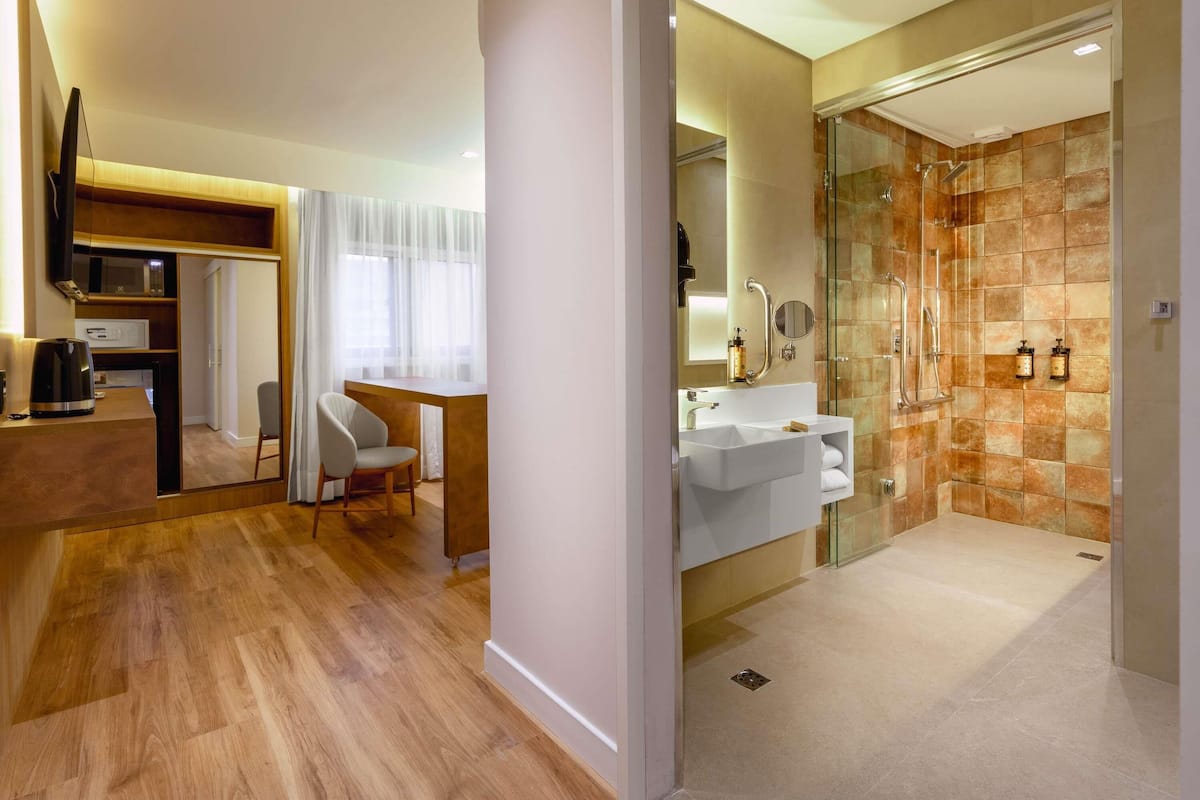 Habitación superior, con acceso para personas discapacitadas (Accessible) | Minibar, caja de seguridad en la habitación y escritorio