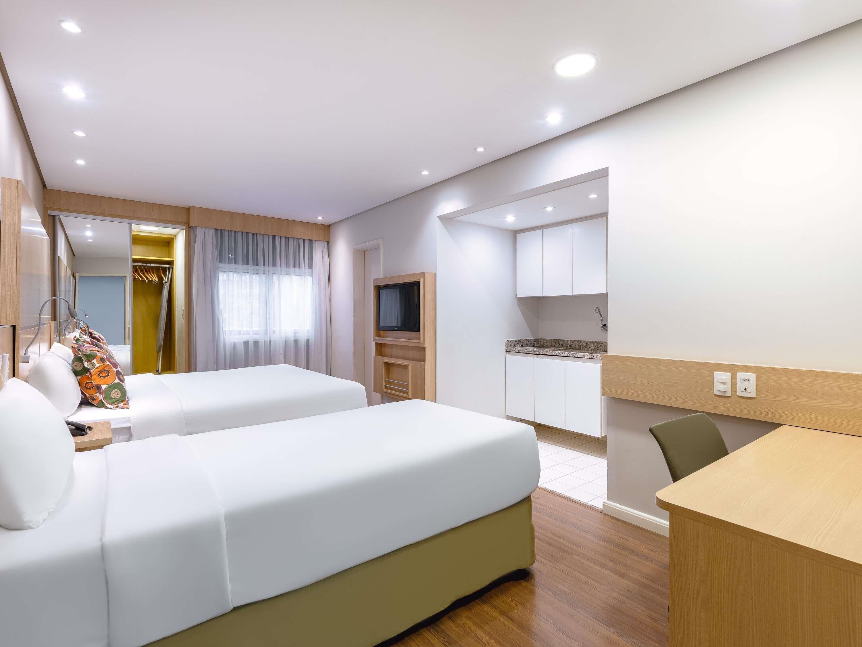 Standard Room, Berbilang Katil | Bar mini, peti besi dalam bilik, meja, langsir/tirai gelap terus 