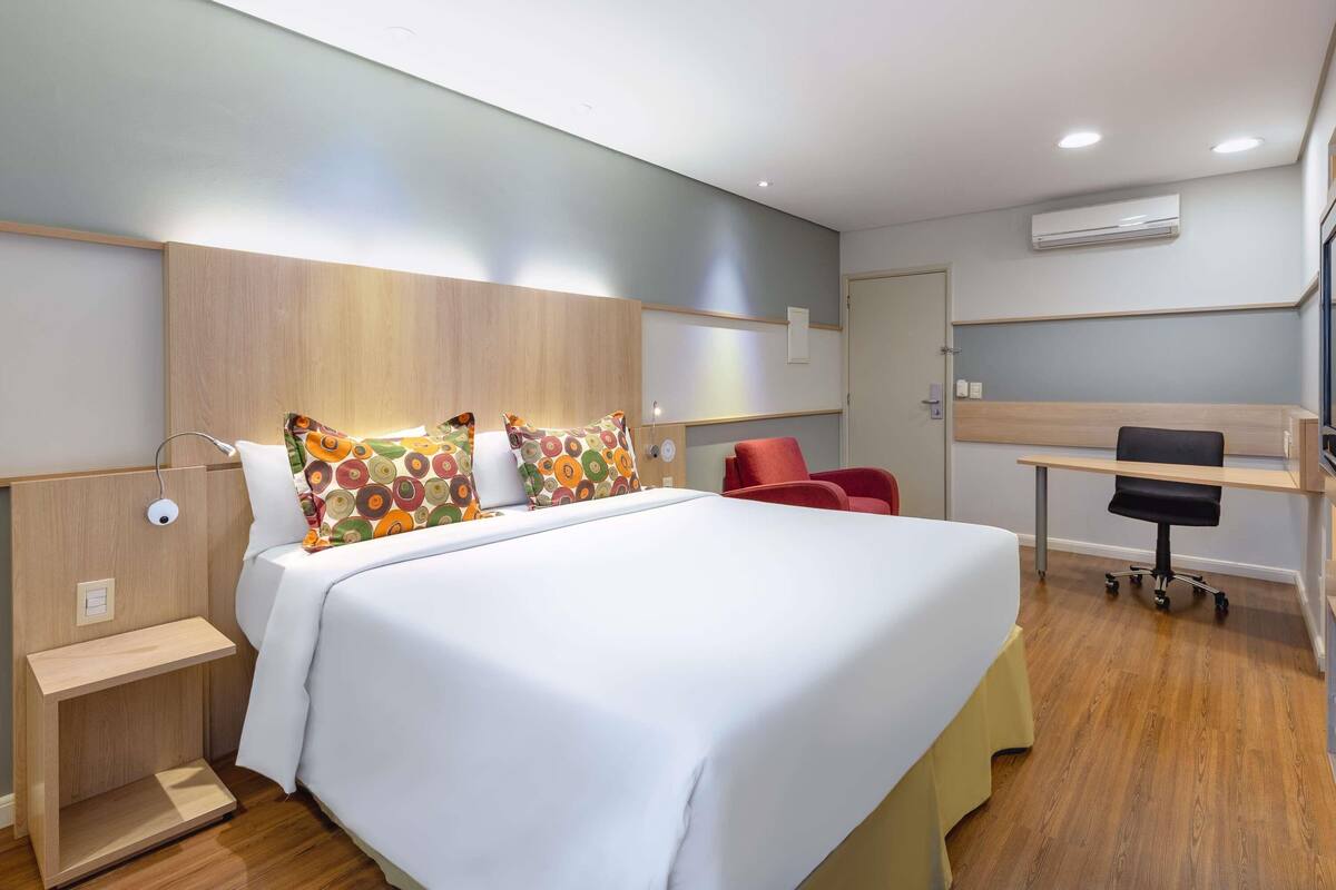 ห้องลักซ์ชัวรี่, เตียงใหญ่ 1 เตียง, ห้องครัว | มินิบาร์, ตู้นิรภัยในห้  องพัก, โต๊ะทำงาน, ผ้าม่านกันแสง
