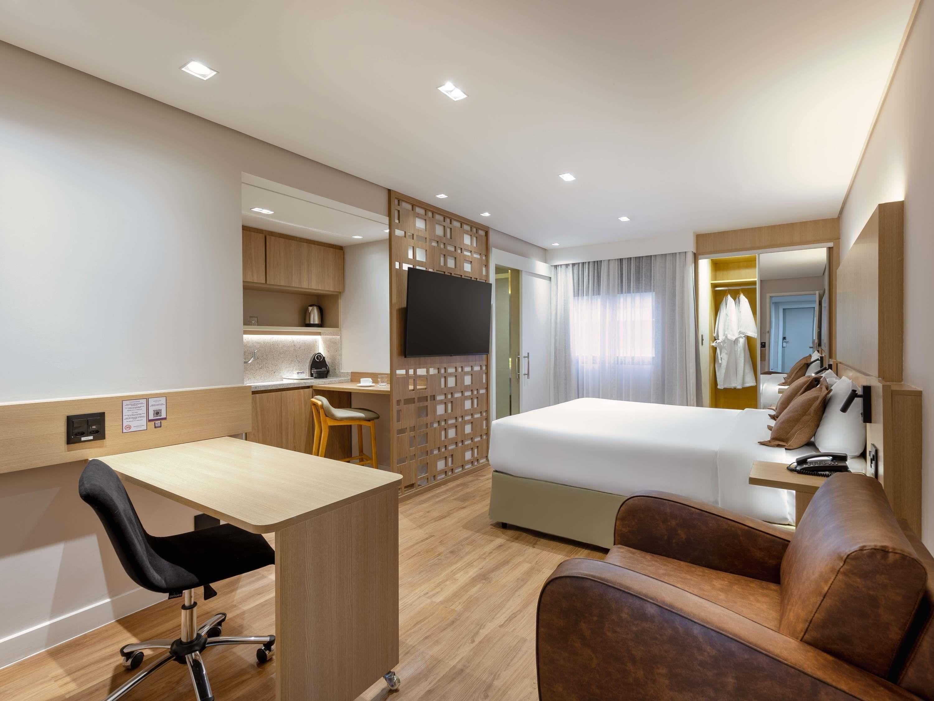 Phòng Suite Executive, 1 giường đôi | Minibar, két bảo mật tại phòng, bàn, màn/rèm cản sáng 