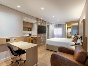 Executive Suite, 1 Katil Kelamin (Double) | Bar mini, peti besi dalam bilik, meja, langsir/tirai gelap terus 