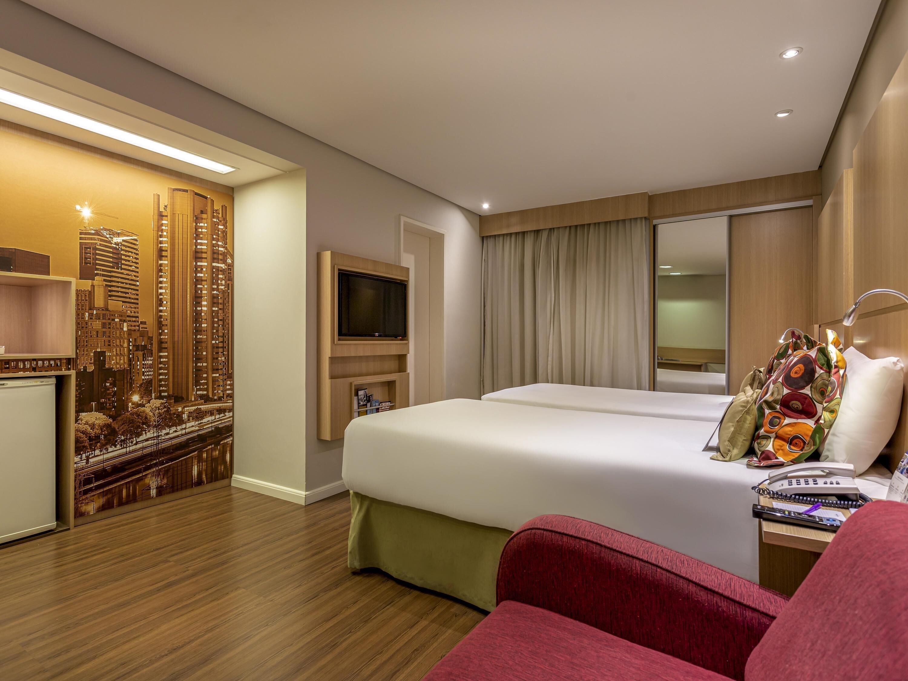 Minibar, Zimmersafe, Schreibtisch, Verdunkelungsvorhänge