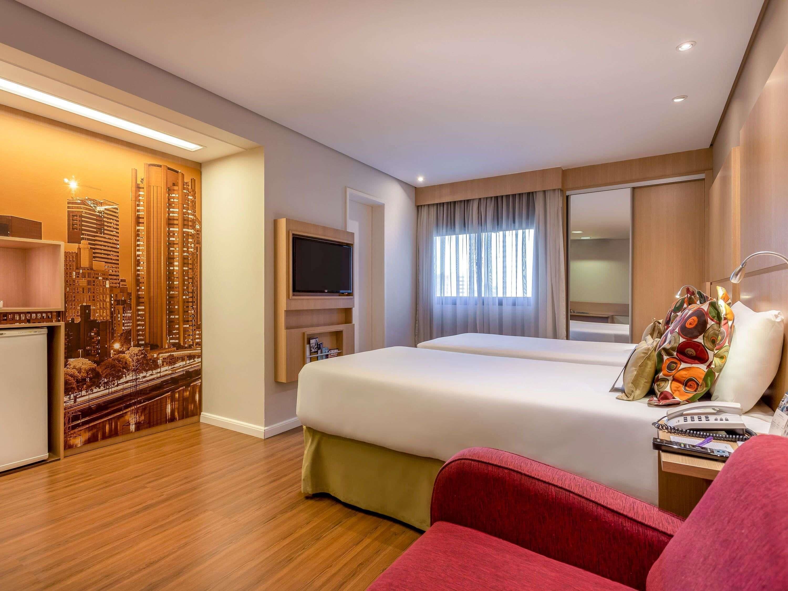 Superior Room, 2 Katil Bujang (Single) | Bar mini, peti besi dalam bilik, meja, langsir/tirai gelap terus 