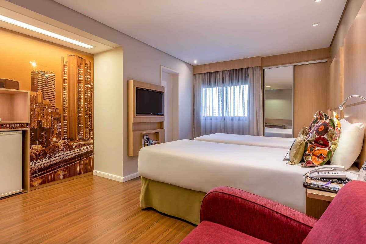 Habitación superior, 2 camas individuales | Minibar, caja de seguridad en la habitación y escritorio