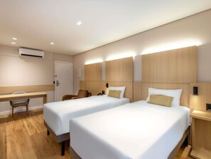 Standardrum - 2 enkelsängar | Minibar, värdeförvaringsskåp på rummet och skrivbord