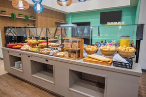 Breakfast, lunch, dinner served; alfresco dining