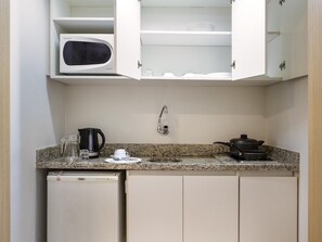 Frigobar, cofres nos quartos, escrivaninha, cortinas blackout