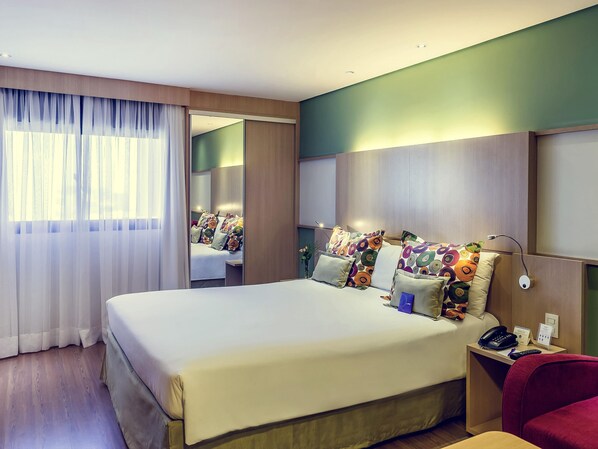 Frigobar, cofres nos quartos, escrivaninha, cortinas blackout