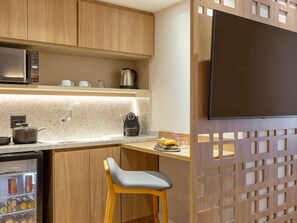 Suite Exécutive, 1 lit double | Minibar, coffres-forts dans les chambres, bureau, rideaux occultants