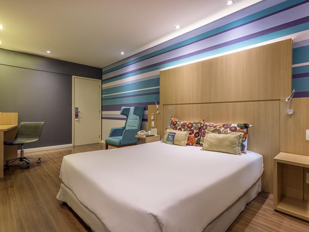 Habitación superior, con acceso para personas discapacitadas (Accessible) | Minibar, caja de seguridad en la habitación y escritorio 