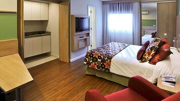 Chambre Luxe, 1 lit double, cuisine | Minibar, coffres-forts dans les chambres, bureau, rideaux occultants