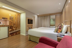 Chambre supérieure, 1 lit double | Salle de bain | Douche, articles de toilette écologiques, séchoir à cheveux