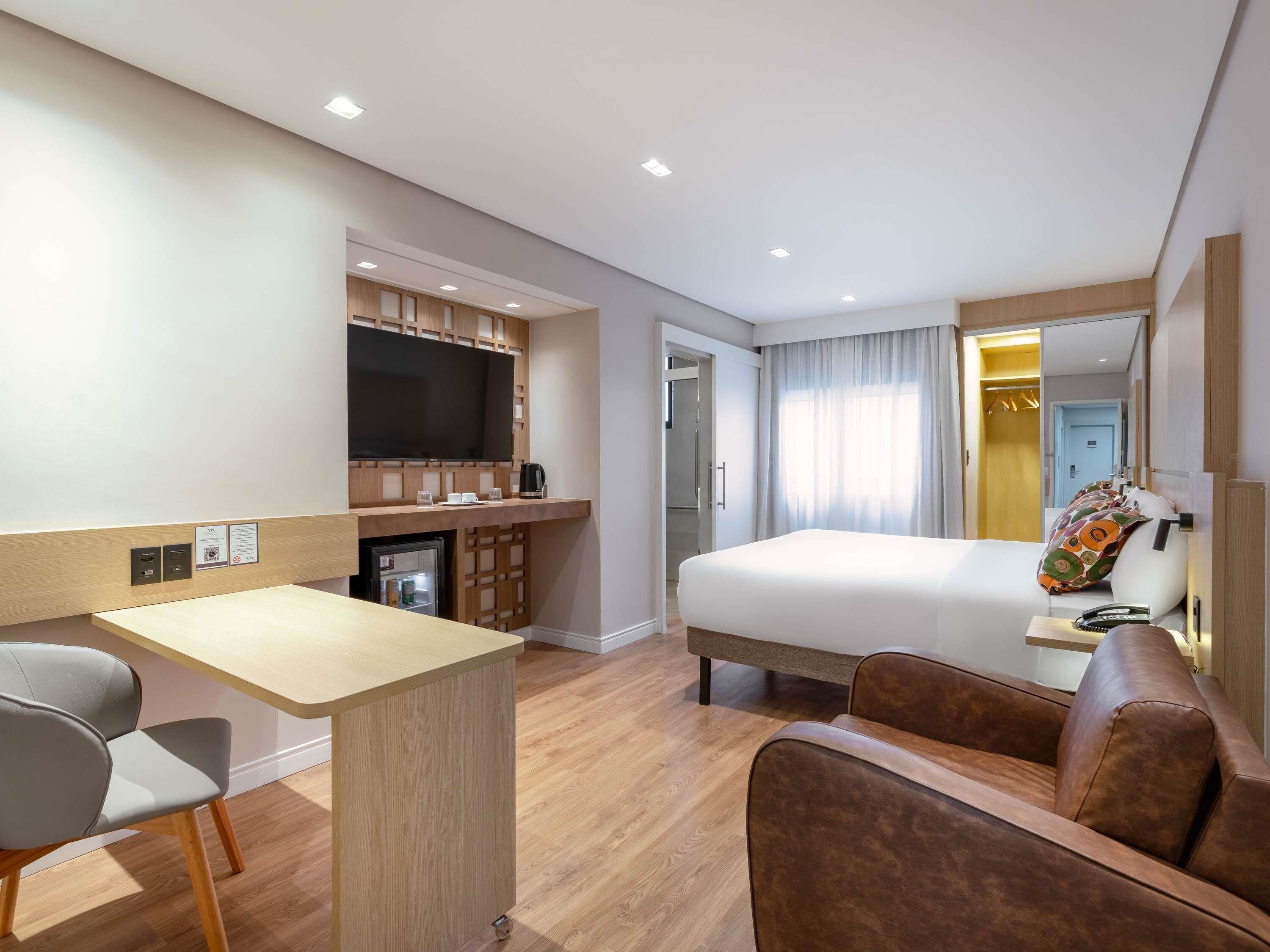 Suite superior, 1 cama matrimonial | Minibar, caja de seguridad en la habitación y escritorio 