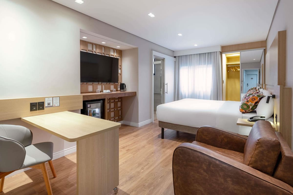 Suite superior, 1 cama matrimonial | Minibar, caja de seguridad en la habitación y escritorio