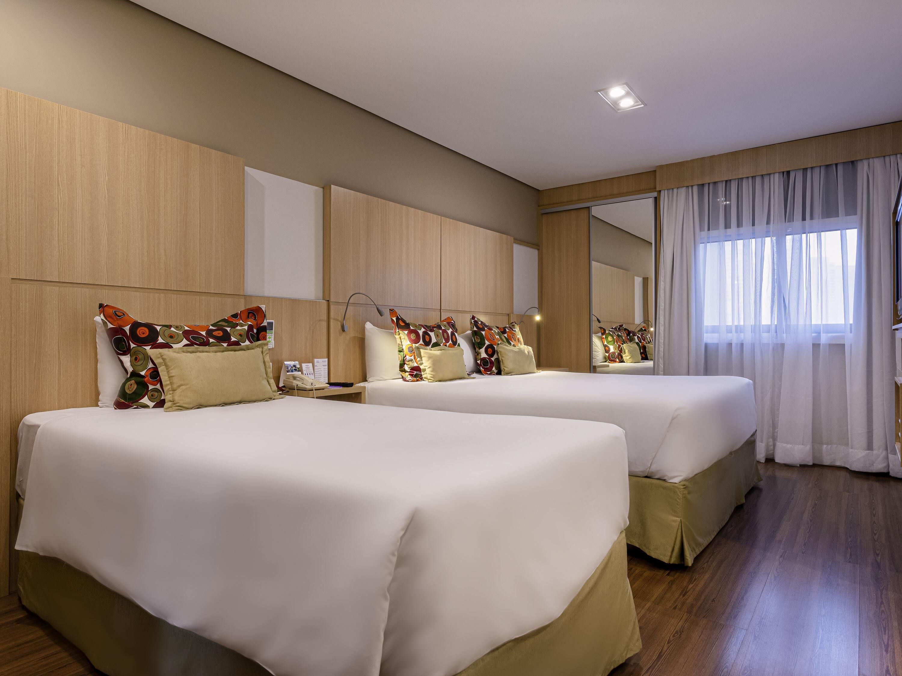 标准房, 多张床 | 迷你吧、客房内保险箱、办公桌、遮光窗帘