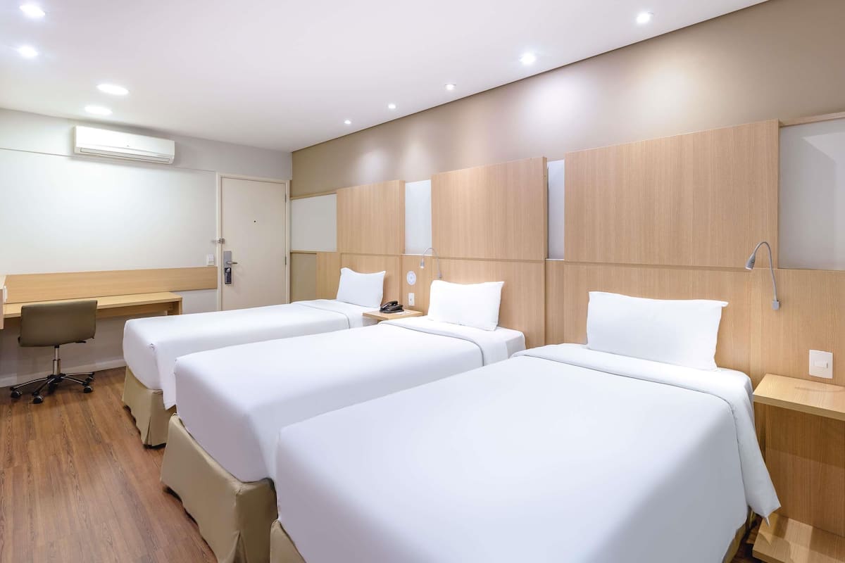 Habitación estándar, varias camas | Minibar, caja de seguridad en la habitación y escritorio