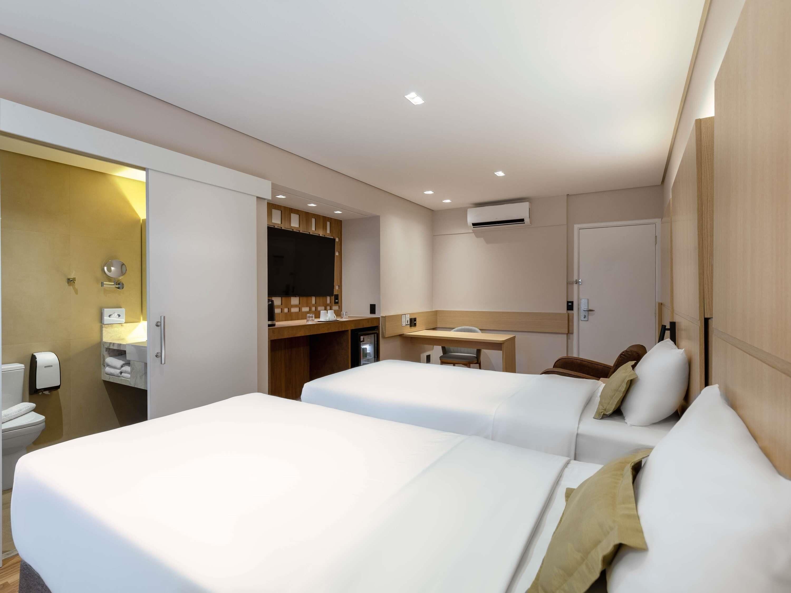 Standard Room, 2 Katil Bujang (Single) | Bar mini, peti besi dalam bilik, meja, langsir/tirai gelap terus 