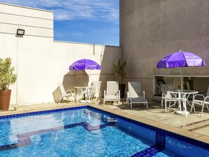 Piscina all'aperto, lettini