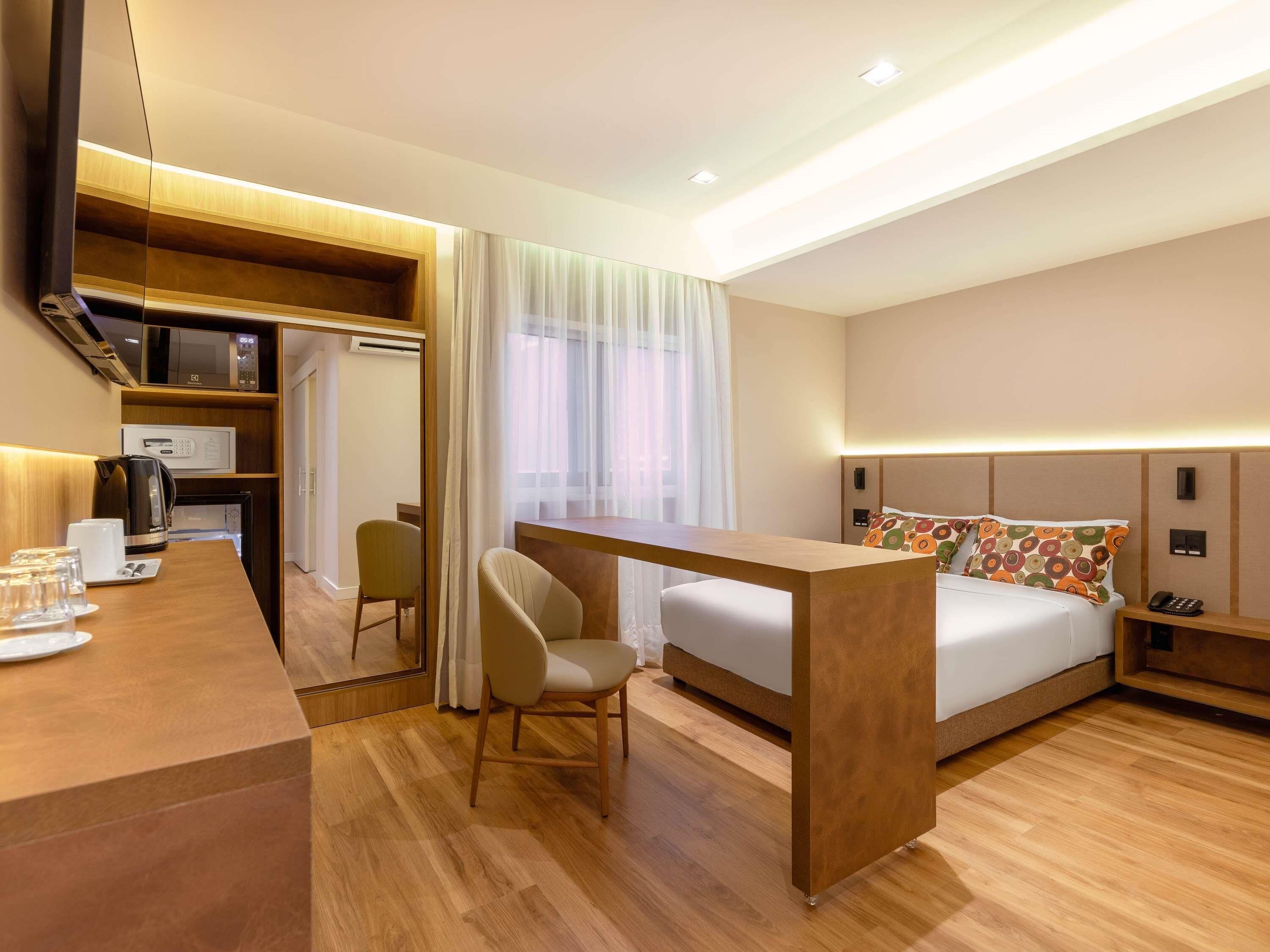 Superior Suite, 1 Katil Kelamin (Double) | Bar mini, peti besi dalam bilik, meja, langsir/tirai gelap terus 