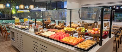 Päivittäinen buffetaamiainen (56 BRL per henkilö)