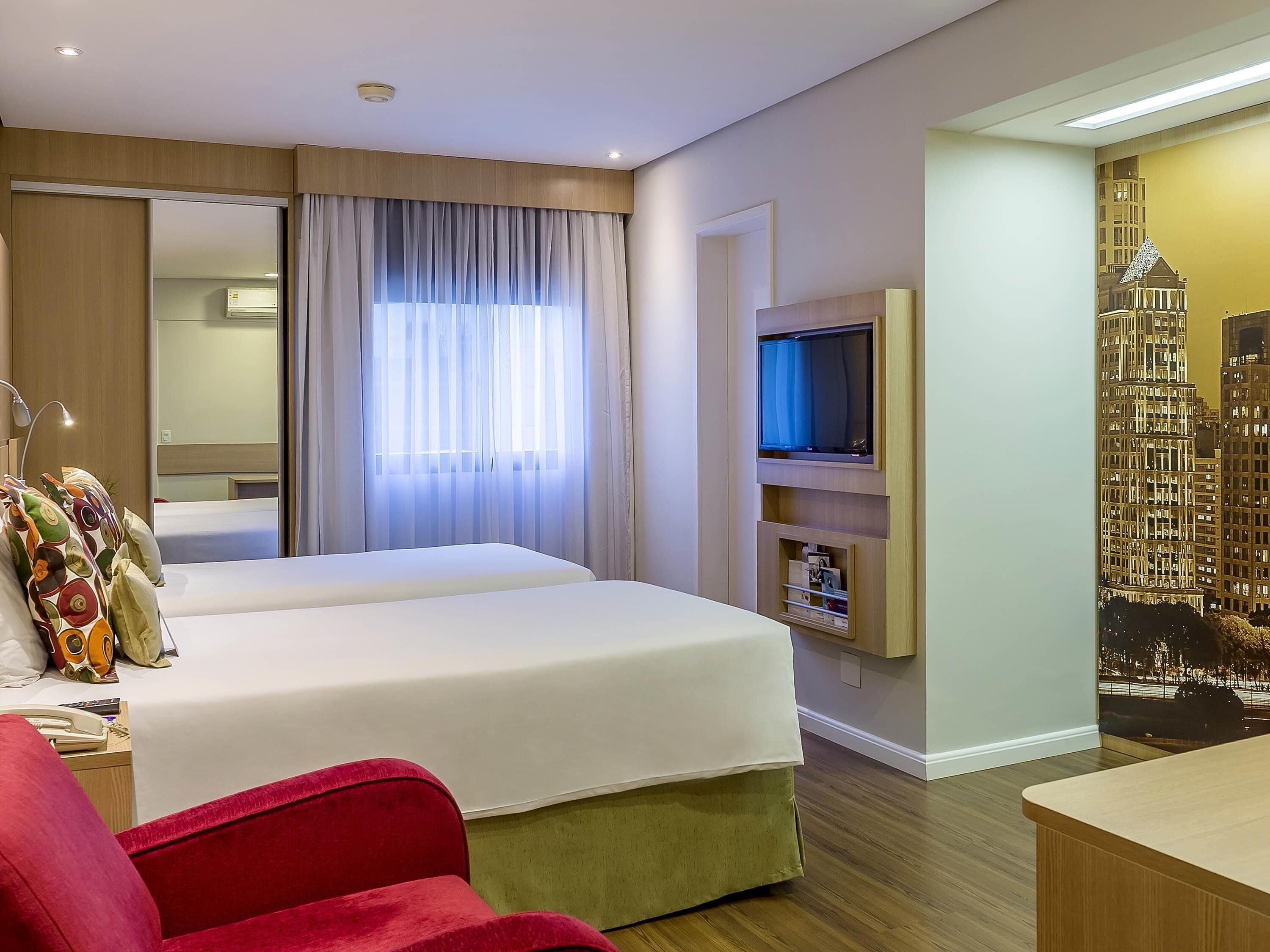 高级房, 2 张单人床 | 迷你吧、客房内保险箱、办公桌、遮光窗帘