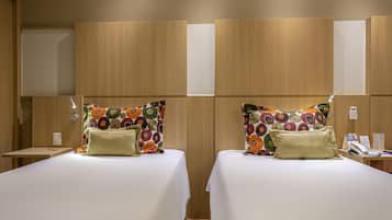Quarto superior, 2 camas de solteiro | Frigobar, cofres nos quartos, escrivaninha, cortinas blackout