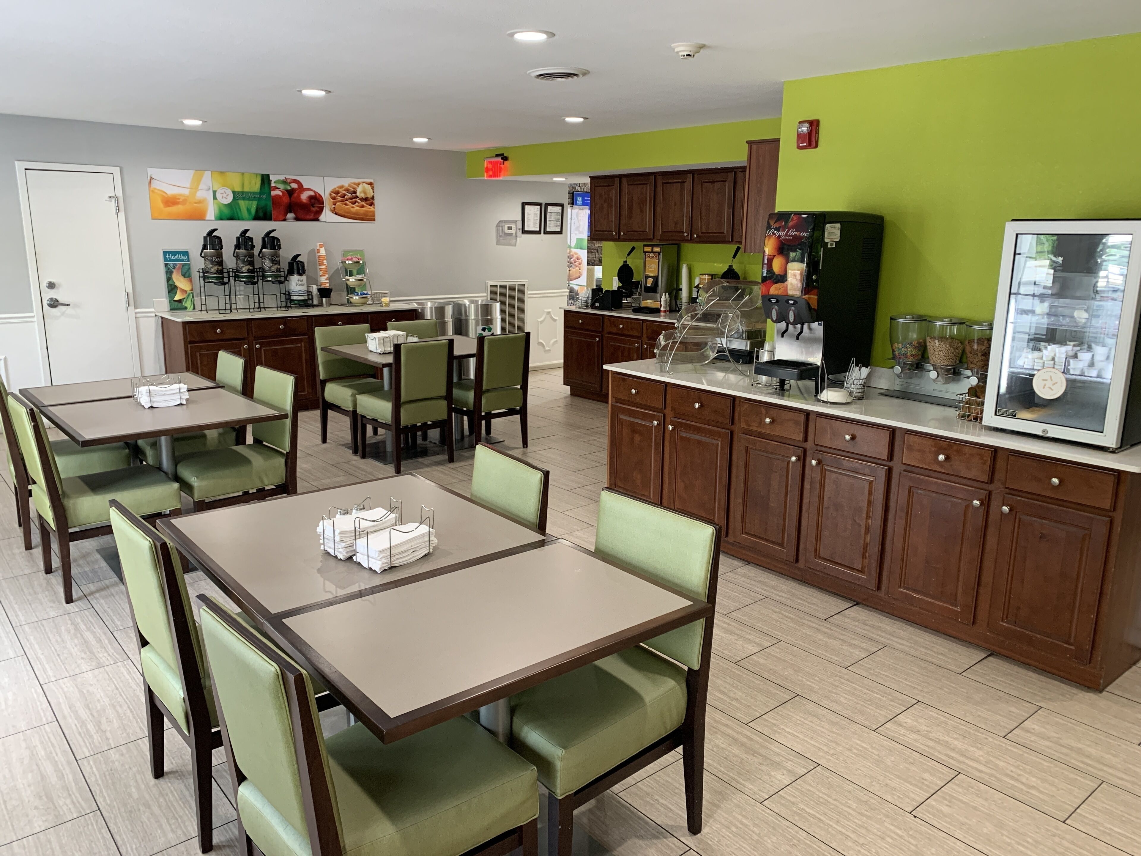 朝食 (ビュッフェ)、毎日提供 (無料)