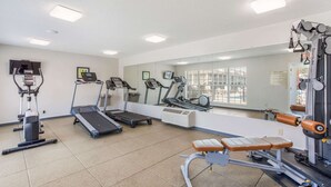 A gym with treadmills, elliptical machines, and weight equipment. - Quality Inn Gallatin - Nashville Metro (Gallatin)